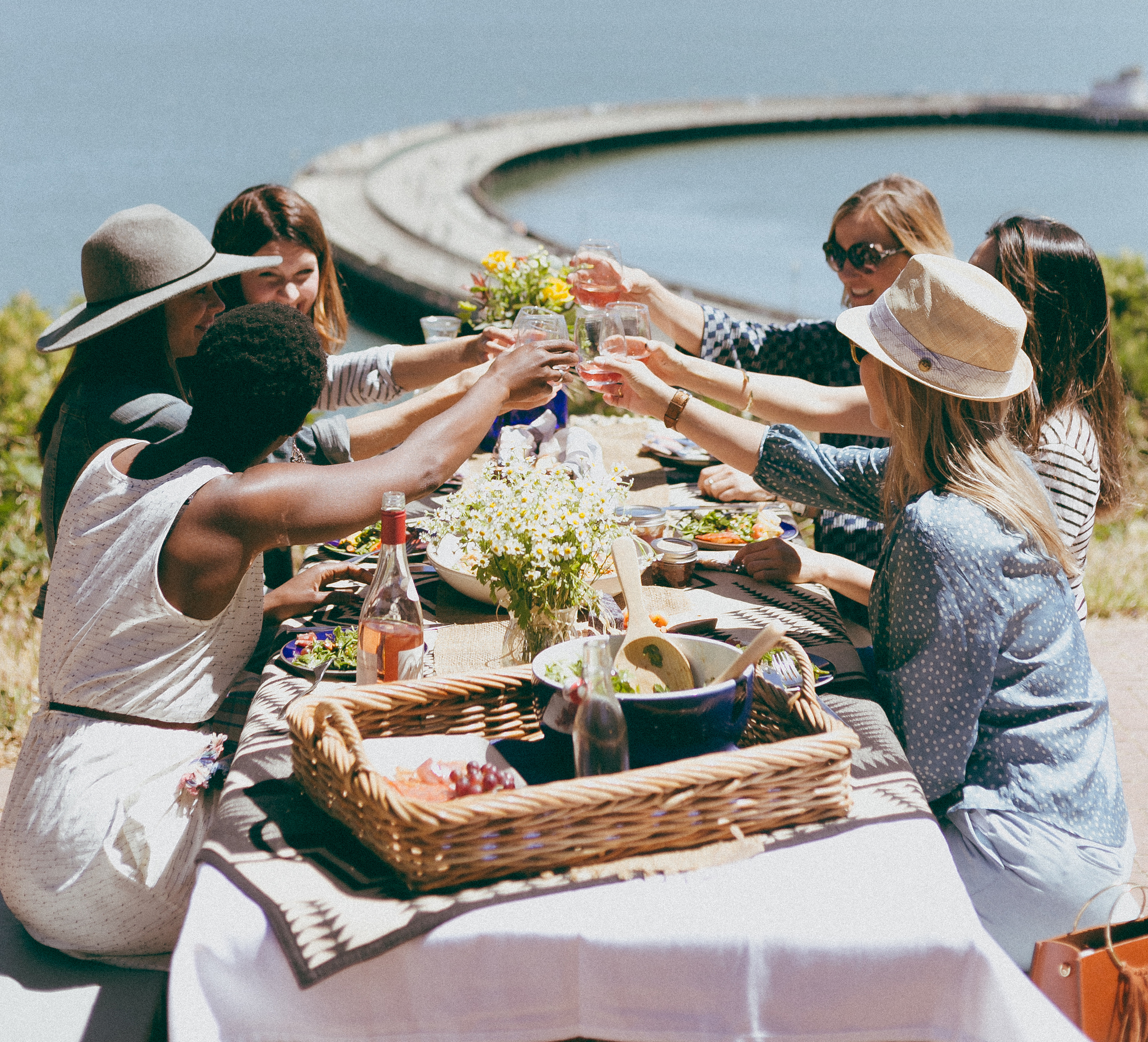 Read more about the article Ladies Who Picnic: An Afternoon with Taylor Stitch